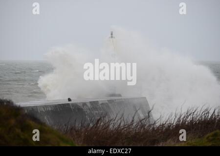 Aberystwyth, Pays de Galles, Royaume-Uni. 11 janvier, 2015. Météo France : pour une troisième journée consécutive, des vents violents et de fortes marées apporter vagues se briser dans la mer mur à Aberystwyth, sur la côte ouest du pays de Galles UK . Vent plus sévères devraient balayer dans plus de l'UK dans les prochains jours, menée à travers l'Atlantique par avion à réaction rapide d'eau dans la haute atmosphère Photo keith morris / Alamy live news Banque D'Images