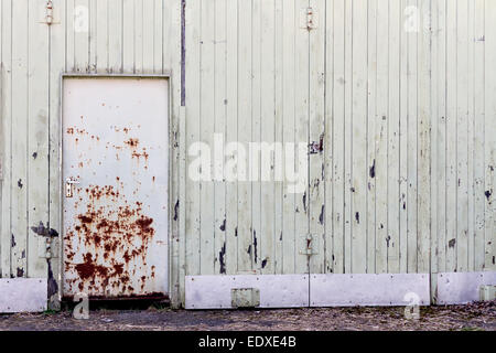 Ancien abri avec porte pourrie de l'image plein cadre. Banque D'Images