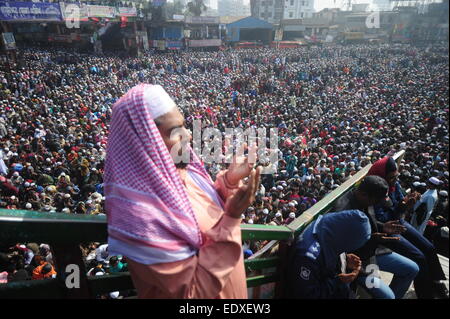 Tongi, au Bangladesh. Jan 11, 2015. Participants musulmans prient avant leur départ à la suite de la conclusion de l'Organisation mondiale de la Congrégation Musulmane, également connu sous le nom de Biswa Ijtema, à Tongi, à la périphérie de la capitale, Dhaka, Bangladesh, le 11 janvier 2015. Les musulmans participant à l'un des plus grands rassemblements religieux rejoint le choeur de condamnation le 9 janvier au cours de l'attaque meurtrière d'un hebdomadaire satirique français, en disant les meurtres est contraire aux principes de l'Islam. Mamunur Rashid/crédit : Alamy Live News Banque D'Images