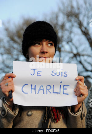 Brighton UK 11 Janvier 2015 - Les citoyens de Brighton se rassemblent pour un rassemblement contre le terrorisme afin de coïncider avec le Paris mars en hommage aux victimes des attentats islamistes de cette semaine en France . Organisé par les résidents français de la ville, à environ 100 personnes se sont réunies au monument aux morts pour le rallye et une minutes de silence . Banque D'Images