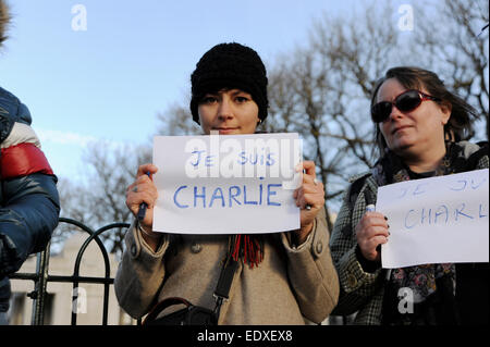 Brighton UK 11 Janvier 2015 - Les citoyens de Brighton se rassemblent pour un rassemblement contre le terrorisme afin de coïncider avec le Paris mars en hommage aux victimes des attentats islamistes de cette semaine en France . Organisé par les résidents français de la ville, à environ 100 personnes se sont réunies au monument aux morts pour le rallye et une minutes de silence . Photographie prise par Simon Dack Banque D'Images