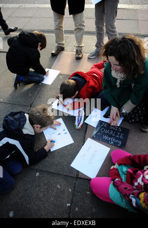 Brighton UK 11 Janvier 2015 - enfants de familles françaises ont rejoint les citoyens de Brighton au rassemblement contre le terrorisme afin de coïncider avec le Paris mars en hommage aux victimes des attentats islamistes de cette semaine en France . Organisé par les résidents français de la ville, à environ 100 personnes se sont réunies au monument aux morts pour le rallye et une minutes de silence . Banque D'Images