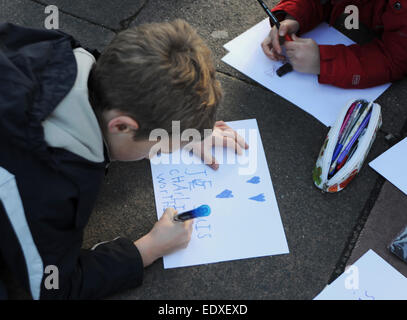 Brighton UK 11 Janvier 2015 - enfants de familles françaises ont rejoint les citoyens de Brighton au rassemblement contre le terrorisme afin de coïncider avec le Paris mars en hommage aux victimes des attentats islamistes de cette semaine en France . Organisé par les résidents français de la ville, à environ 100 personnes se sont réunies au monument aux morts pour le rallye et une minutes de silence . Banque D'Images