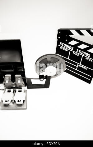 Un film 8mm vintage bureau d'édition en noir et blanc avec l'édition, de la machine et du tambour battant Banque D'Images