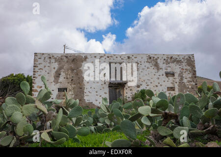 Close up de ruine de maison traditionnelle sous un ciel bleu avec des nuages blancs dans Corralejo Fuerteventura Canaries Las palmas S Banque D'Images