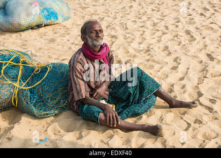 CHENNAI, INDE - 10 février : Un homme est assis sur le sable à proximité de la Marina Beach le 10 février 2013 à Chennai, Inde Banque D'Images