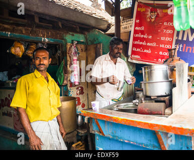 THANJAVOUR, INDE - 13 février : Un homme indien verse une boisson dans une tasse de papier en milieu rural cafe. L'Inde, le Tamil Nadu, Nea Banque D'Images