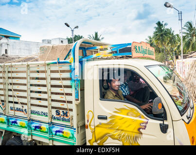 THANJAVOUR, INDE - 13 février : Les hommes indiens non identifié dans la circonscription de wagons de marchandises de couleur. L'Inde, le Tamil Nadu, près de l'Thanjavou Banque D'Images