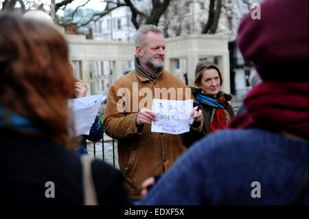 Brighton UK 11 Janvier 2015 - Les citoyens de Brighton se rassemblent pour un rassemblement contre le terrorisme afin de coïncider avec le Paris mars en hommage aux victimes des attentats islamistes de cette semaine en France . Organisé par les résidents français de la ville, à environ 100 personnes se sont réunies au monument aux morts pour le rallye et une minutes de silence . Banque D'Images