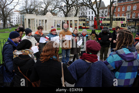 Brighton UK 11 Janvier 2015 - Les citoyens de Brighton se rassemblent pour un rassemblement contre le terrorisme afin de coïncider avec le Paris mars en hommage aux victimes des attentats islamistes de cette semaine en France . Organisé par les résidents français de la ville, à environ 100 personnes se sont réunies au monument aux morts pour le rallye et une minutes de silence . Banque D'Images