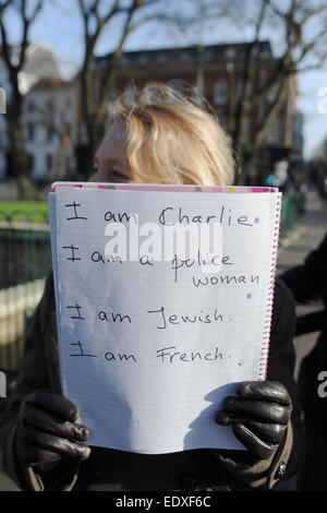 Brighton UK 11 Janvier 2015 - Les citoyens de Brighton se rassemblent pour un rassemblement contre le terrorisme afin de coïncider avec le Paris mars en hommage aux victimes des attentats islamistes de cette semaine en France . Organisé par les résidents français de la ville, à environ 100 personnes se sont réunies au monument aux morts pour le rallye et une minutes de silence . Banque D'Images