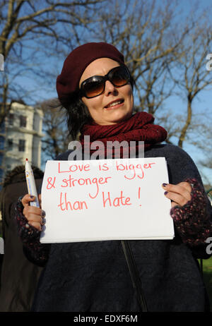 Brighton UK 11 Janvier 2015 - Isabelle Varnier se joint aux citoyens de Brighton qui se sont réunis pour un rassemblement contre le terrorisme afin de coïncider avec le Paris mars en hommage aux victimes des attentats islamistes de cette semaine en France . Organisé par les résidents français de la ville, à environ 100 personnes se sont réunies au monument aux morts pour le rallye et une minutes de silence . Photographie prise par Simon Dack Banque D'Images