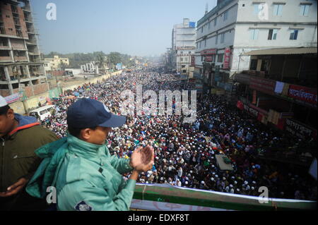 Tongi, au Bangladesh. Jan 11, 2015. Participants musulmans prient avant leur départ à la suite de la conclusion de l'Organisation mondiale de la Congrégation Musulmane, également connu sous le nom de Biswa Ijtema, à Tongi, à la périphérie de la capitale, Dhaka, Bangladesh, le 11 janvier 2015. Les musulmans participant à l'un des plus grands rassemblements religieux rejoint le choeur de condamnation le 9 janvier au cours de l'attaque meurtrière d'un hebdomadaire satirique français, en disant les meurtres est contraire aux principes de l'Islam. Mamunur Rashid/crédit : Alamy Live News Banque D'Images