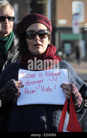 Brighton UK 11 Janvier 2015 - Isabelle Varnier se joint aux citoyens de Brighton qui se sont réunis pour un rassemblement contre le terrorisme afin de coïncider avec le Paris mars en hommage aux victimes des attentats islamistes de cette semaine en France . Organisé par les résidents français de la ville, à environ 100 personnes se sont réunies au monument aux morts pour le rallye et une minutes de silence . Photographie prise par Simon Dack Banque D'Images