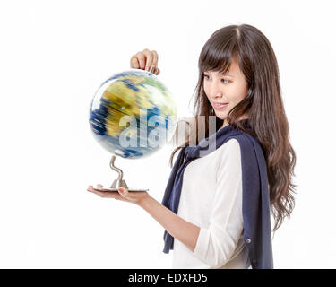 Femme chinoise avec un globe de la planète terre dans ses mains Banque D'Images