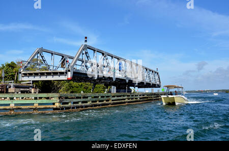 La seule voie vintage Blackburn Point Road Bridge a été construit en 1926 et est l'un des trois ponts en treillis swing historique en Floride, USA. Banque D'Images