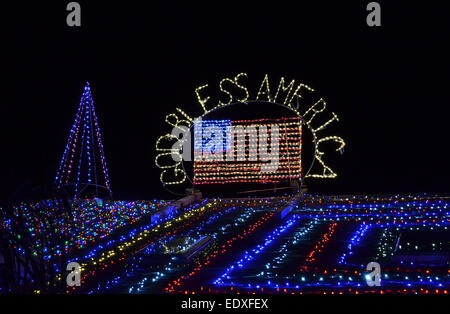 Une maison en Floride, USA, est décoré à Noël avec des chaînes de lumières colorées formant un drapeau des États-Unis et "Dieu bénisse l'Amérique." Banque D'Images