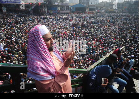 Tongi, au Bangladesh. Jan 11, 2015. Participants musulmans prient avant leur départ à la suite de la conclusion de l'Organisation mondiale de la Congrégation Musulmane, également connu sous le nom de Biswa Ijtema, à Tongi, à la périphérie de la capitale, Dhaka, Bangladesh, le 11 janvier 2015. Les musulmans participant à l'un des plus grands rassemblements religieux rejoint le choeur de condamnation le 9 janvier au cours de l'attaque meurtrière d'un hebdomadaire satirique français, en disant les meurtres est contraire aux principes de l'Islam. Mamunur Rashid/crédit : Alamy Live News Banque D'Images