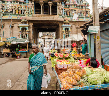 THANJAVOUR, INDE - Le 14 février : entrée du temple d'Airavatesvara. Une des personnes non identifiées, en vêtements traditionnels indiens. Ind Banque D'Images