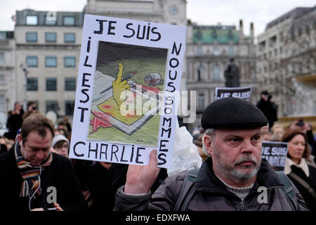 Un homme est titulaire d'une plaque de la lecture de ' je suis Charlie' , qui signifie "Je suis Charlie Banque D'Images