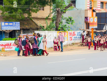 MADURAI, INDE - 15 février : Une des filles et garçons en uniforme scolaire sont debout au bord de la route. L'Inde, le Tamil Nadu, Banque D'Images