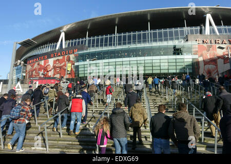 Jour de match à l'Emirates Stadium, Arsenal Football Club, Londres - fans arrivant pour match contre Stoke City Banque D'Images