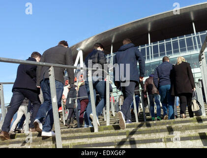 Jour de match à l'Emirates Stadium, Arsenal Football Club, Londres - fans arrivant pour match contre Stoke City Banque D'Images