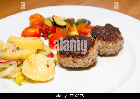 Boulettes de viande avec la salade de pommes de terre Banque D'Images