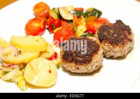 Boulettes de viande avec la salade de pommes de terre Banque D'Images