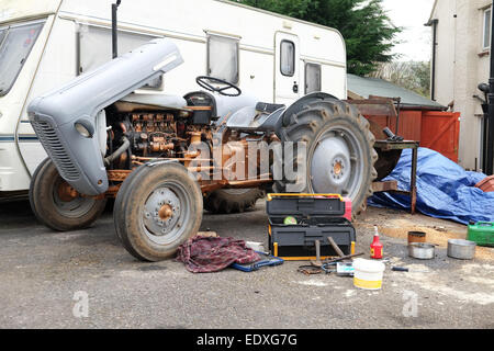 Classic Little Grey Fergie tracteur sous aller réparer, 11 Janvier 2015 Banque D'Images