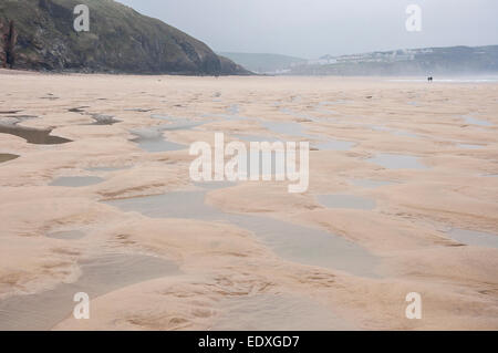 Vaste étendue de sable et l'eau à Broad Oak beach à Cornwall. Regarder en arrière vers les falaises et le village. Banque D'Images