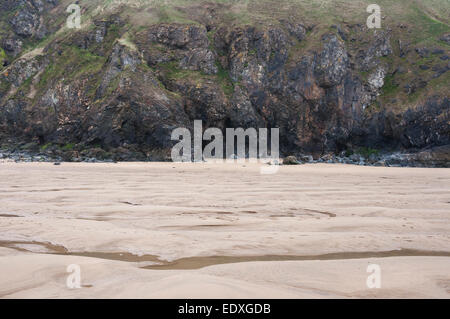 Des falaises rocheuses à Broad Oak beach en Cornouailles du Nord. Banque D'Images