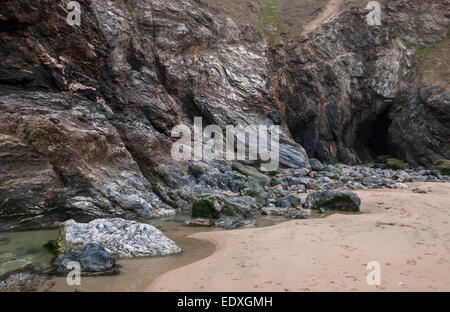 Des falaises rocheuses à Broad Oak beach en Cornouailles du Nord. Des rochers et des grottes. Banque D'Images