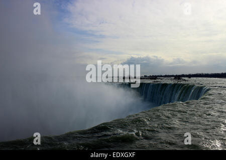 Vue supérieure du Majestic Niagara Falls dans un matin froid au Canada Banque D'Images