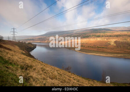 Les lignes électriques et les pylônes électriques à côté de Woodhead réservoirs dans la vallée de Longdendale. Banque D'Images