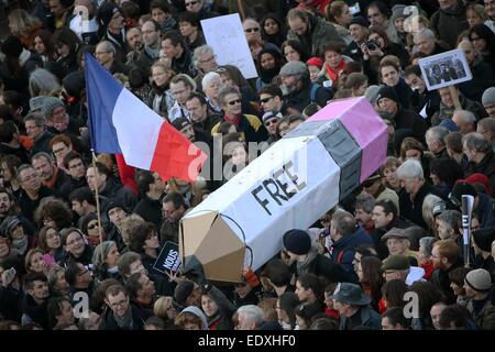 Les gens portent un crayon géant qu'ils prennent part à une marche contre le terrorisme à Paris le 11 janvier 2015. Plusieurs chefs d'Etat européens s'est joint à une manifestation pour exprimer leur solidarité à la suite des récentes attaques terroristes en France et pour commémorer les victimes de l'attaque sur le magazine satirique français Charlie Hebdo et un supermarché casher à Paris. Photo : Fredrik von Erichsen/dpa Banque D'Images