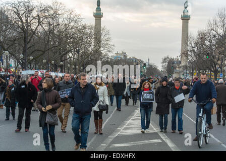 Paris, France. Les familles défilent dans la rue, lors d'une immense manifestation Na-tional contre le terrorisme, après l'attaque du journal français « Charlie Hebdo », triste public Scene March, « je suis Charlie paris » Banque D'Images