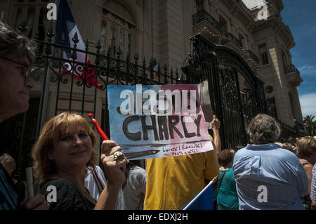 11 janvier 2015 - Buenos Aires, Buenos Aires, Argentine - portant des bannières de la lecture de ''nous'' sont Charlie, autour de deux mille personnes participent d'une manifestation devant l'Ambassade de France à Buenos Aires. La démonstration faisait partie d'une journée mondiale de soutien à la France après les attaques terroristes qui ont laissé 17 morts la semaine dernière. (Crédit Image : © Patricio Murphy/Zuma sur le fil) Banque D'Images