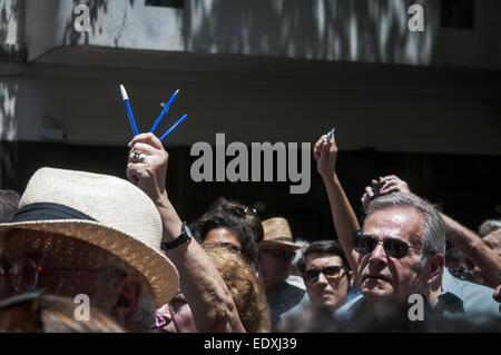 11 janvier 2015 - Buenos Aires, Buenos Aires, Argentine - portant des bannières de la lecture de ''nous'' sont Charlie, autour de deux mille personnes participent d'une manifestation devant l'Ambassade de France à Buenos Aires. La démonstration faisait partie d'une journée mondiale de soutien à la France après les attaques terroristes qui ont laissé 17 morts la semaine dernière. (Crédit Image : © Patricio Murphy/Zuma sur le fil) Banque D'Images