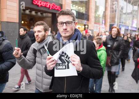 Liverpool, Royaume-Uni. Jan 11, 2015. Je suis Charlie rassemblement à Liverpool, Royaume-Uni, le 11 janvier, 2015. Des centaines de personnes manifestent leur soutien de la France au bout de 12 personnes ont été tuées au magazine Charlie Hebdo à Paris. Crédit : Peter Carr/Alamy Live News Banque D'Images