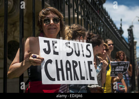 11 janvier 2015 - Buenos Aires, Buenos Aires, Argentine - portant des bannières de la lecture de ''nous'' sont Charlie, autour de deux mille personnes participent d'une manifestation devant l'Ambassade de France à Buenos Aires. La démonstration faisait partie d'une journée mondiale de soutien à la France après les attaques terroristes qui ont laissé 17 morts la semaine dernière. (Crédit Image : © Patricio Murphy/Zuma sur le fil) Banque D'Images