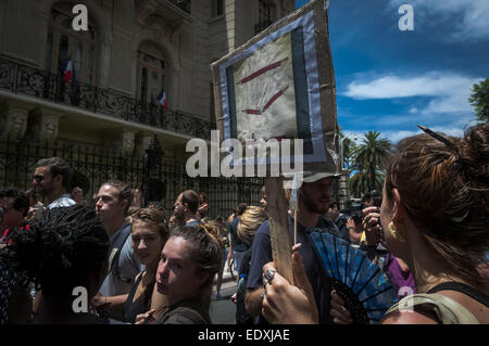 11 janvier 2015 - Buenos Aires, Buenos Aires, Argentine - portant des bannières de la lecture de ''nous'' sont Charlie, autour de deux mille personnes participent d'une manifestation devant l'Ambassade de France à Buenos Aires. La démonstration faisait partie d'une journée mondiale de soutien à la France après les attaques terroristes qui ont laissé 17 morts la semaine dernière. (Crédit Image : © Patricio Murphy/Zuma sur le fil) Banque D'Images