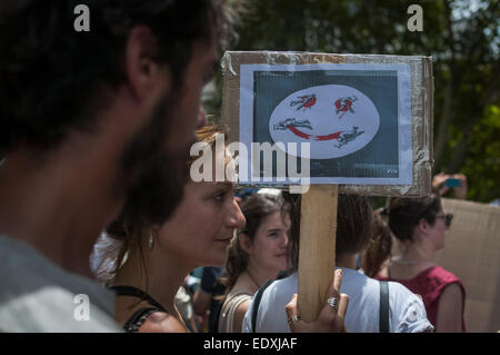 11 janvier 2015 - Buenos Aires, Buenos Aires, Argentine - portant des bannières de la lecture de ''nous'' sont Charlie, autour de deux mille personnes participent d'une manifestation devant l'Ambassade de France à Buenos Aires. La démonstration faisait partie d'une journée mondiale de soutien à la France après les attaques terroristes qui ont laissé 17 morts la semaine dernière. (Crédit Image : © Patricio Murphy/Zuma sur le fil) Banque D'Images