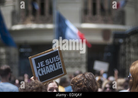 11 janvier 2015 - Buenos Aires, Buenos Aires, Argentine - portant des bannières de la lecture de ''nous'' sont Charlie, autour de deux mille personnes participent d'une manifestation devant l'Ambassade de France à Buenos Aires. La démonstration faisait partie d'une journée mondiale de soutien à la France après les attaques terroristes qui ont laissé 17 morts la semaine dernière. (Crédit Image : © Patricio Murphy/Zuma sur le fil) Banque D'Images