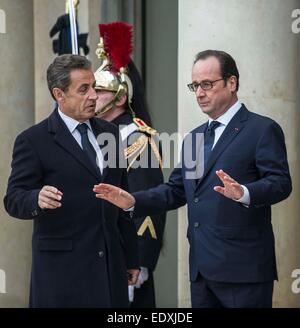 Paris, France. Jan 11, 2015. Le Président français François Hollande (R) se félicite de l'ancien président français Nicolas Sarkozy à l'Elysée à Paris, France, 11 janvier 2015. Un énorme a commencé mars dimanche après-midi à Paris avec la participation du Président français François Hollande et les dirigeants de dizaines de pays étrangers. Plus d'un million de français à pied dans les rues de Paris en l'honneur des 17 victimes tuées au cours des trois jours attaque terroriste meurtrière. © Chen Xiaowei/Xinhua/Alamy Live News Banque D'Images