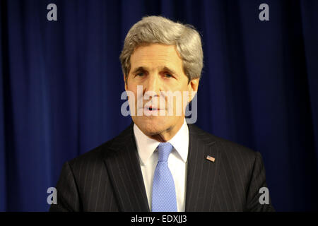 Le secrétaire d'Etat John Kerry répond aux journalistes à l'ambassade des États-Unis à Londres, Royaume-Uni, le 16 décembre 2014. Banque D'Images