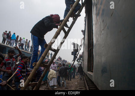 Tongi, au Bangladesh. Jan 11, 2015. La première phase de Bishwa Ijtema a terminé avec l'Akheri Munajat (prières finales) recherchant la paix mondiale. Des centaines de milliers de fidèles ont atteint de Gazipur Tongi sur les rives de la rivière Turag à assister à la prière finale.Elle est la deuxième plus grande communauté musulmane du monde après la Mecque et a lieu chaque année en hiver. Zakir Hossain Chowdhury Crédit : zakir/Alamy Live News Banque D'Images