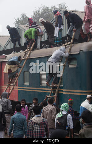 Tongi, au Bangladesh. Jan 11, 2015. La première phase de Bishwa Ijtema a terminé avec l'Akheri Munajat (prières finales) recherchant la paix mondiale. Des centaines de milliers de fidèles ont atteint de Gazipur Tongi sur les rives de la rivière Turag à assister à la prière finale.Elle est la deuxième plus grande communauté musulmane du monde après la Mecque et a lieu chaque année en hiver. Zakir Hossain Chowdhury Crédit : zakir/Alamy Live News Banque D'Images