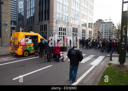 Bruxelles, Belgique. Jan 11, 2015. Aucun événement en Belgique est complet sans gaufres. 20 000 personnes assistent à l'# JeSuisCharlie mars à Bruxelles, réunissant les différentes cultures et religions à la suite de l'attaque sur les magazines satiriques Charlie Hebdo des bureaux à Paris et la prise d'otage à une boutique juive. Bruxelles, une ville multiculturelle, et l'Europe's comics, capital a subi sa attaques sectaires dans l'époque actuelle, lorsque quatre personnes ont été tuées à la ville musée juif en mai 2014. © deadlyphoto. Credit : deadlyphoto.com/Alamy Live News Banque D'Images