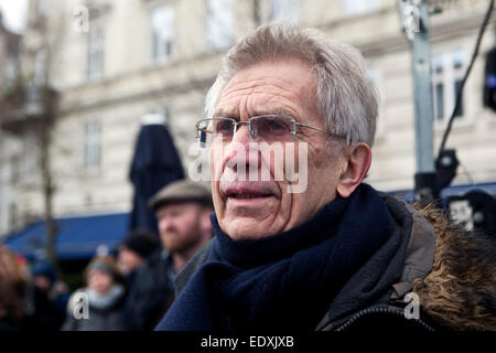 Copenhague, Danemark. 11 janvier, 2015. M. Bjørn Elmquist prend la parole à l'appui "Charlie Hebdo" rally à Copenhague. M. Elmquist a dit que la liberté d'expression est sous attaque de plusieurs façons : l'horrible attaque Charlie Hebdo, mais il a également fait référence à la question kurde et maintenant fermé Roj TV, qui avait son fonctionnement hors de Copenhague. Février 2014 Une décision de la Cour suprême du Danemark a refusé Roj TV c'est Licence de radiodiffusion. M. Elmquist, ancien député (libéral), a été l'avocat qui a mené son affaire. Credit : OJPHOTOS/Alamy Live News Banque D'Images